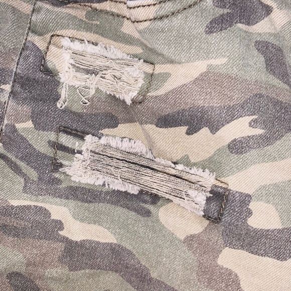 Y2K Era Camouflage Ladies Short Shorts Fits a Size 5/7 Distressed Grunge Emo - Picture 6 of 7